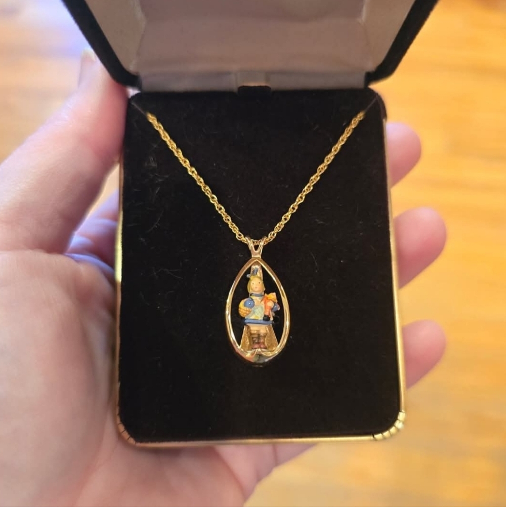 Vintage Goebel Collectors Club Hummel Girl Holding Valentine Necklace